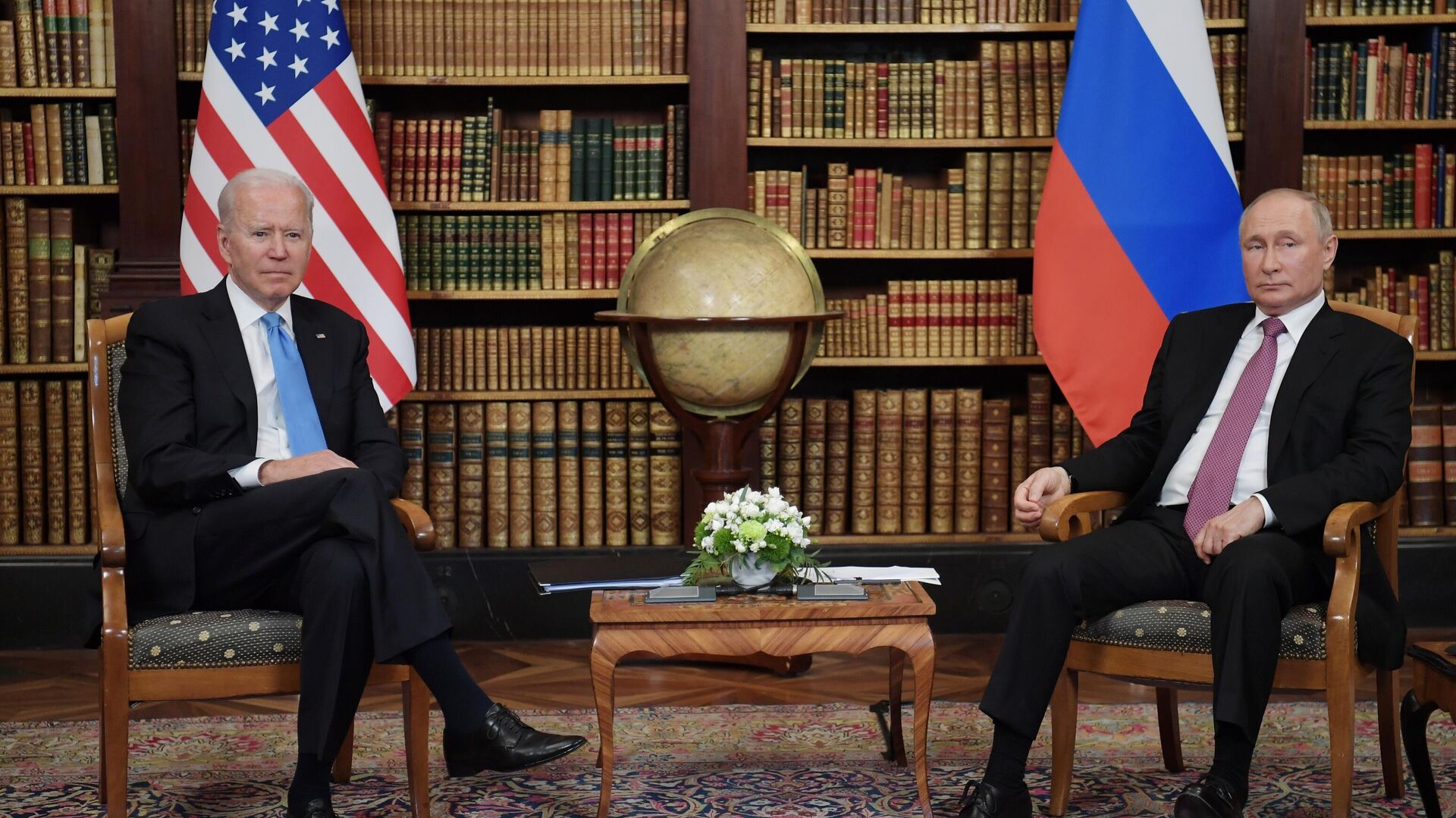 Эксперты рассказали, о чем говорят цвета галстуков Путина и Байдена