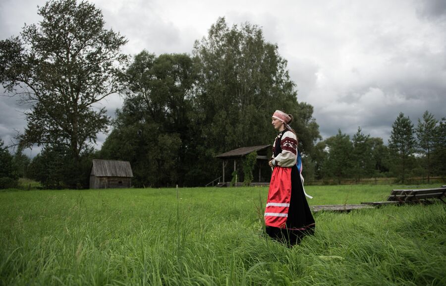Сотрудница на территории музея-усадьбы народа сето в деревне Сигово Псковской области