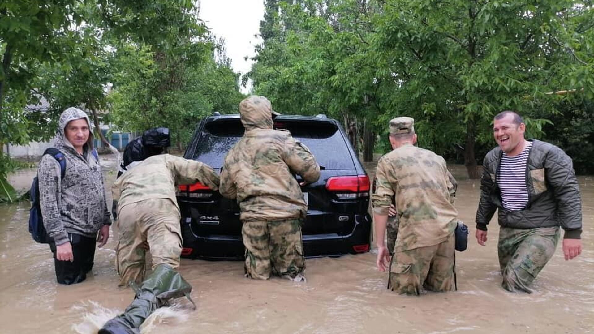 Военнослужащие очистили от завалов русло реки в крымском поселке