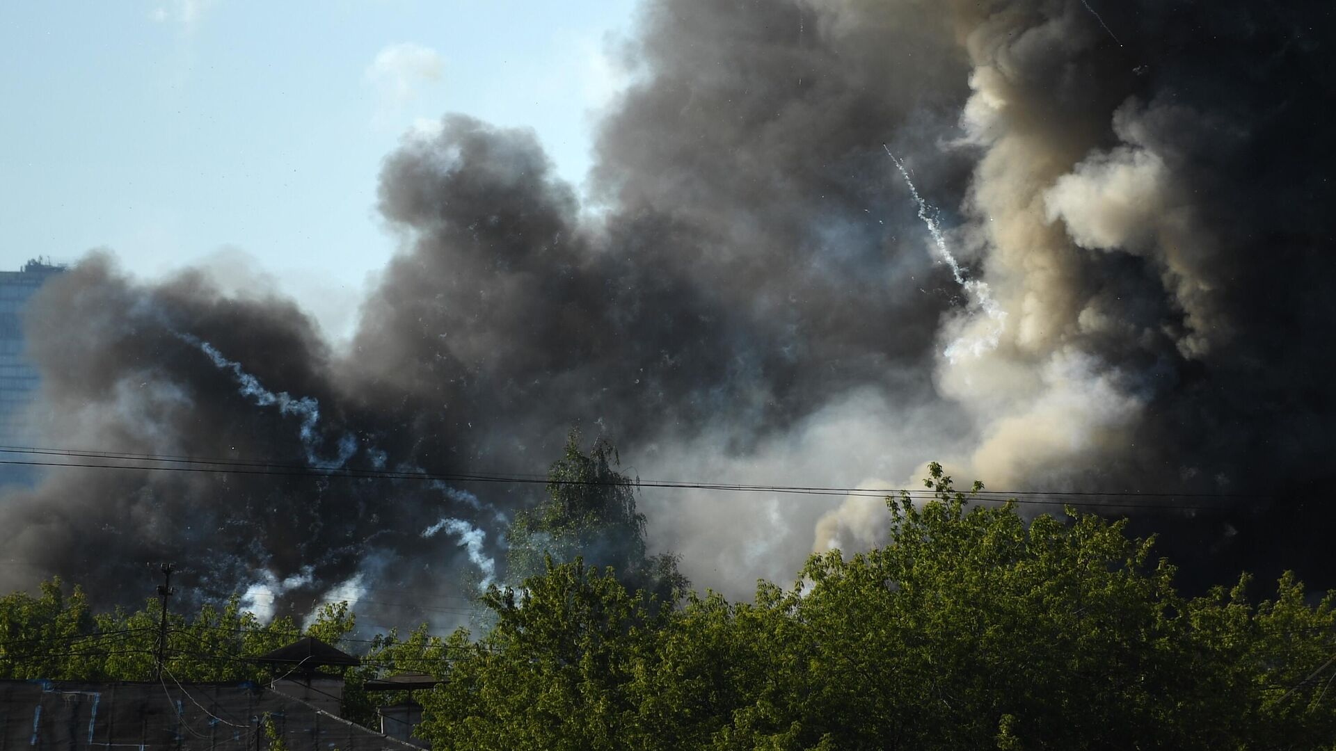 На загоревшемся складе в Москве хранилось 15 тонн взрывчатых веществ