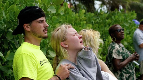 Члены семей пропавших без вести на месте обрушения здания в городе Серфсайд под Майами, штат Флорида, США