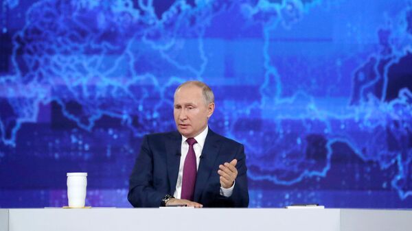 Петербуржец рассказал, почему спросил Путина о встрече с Байденом