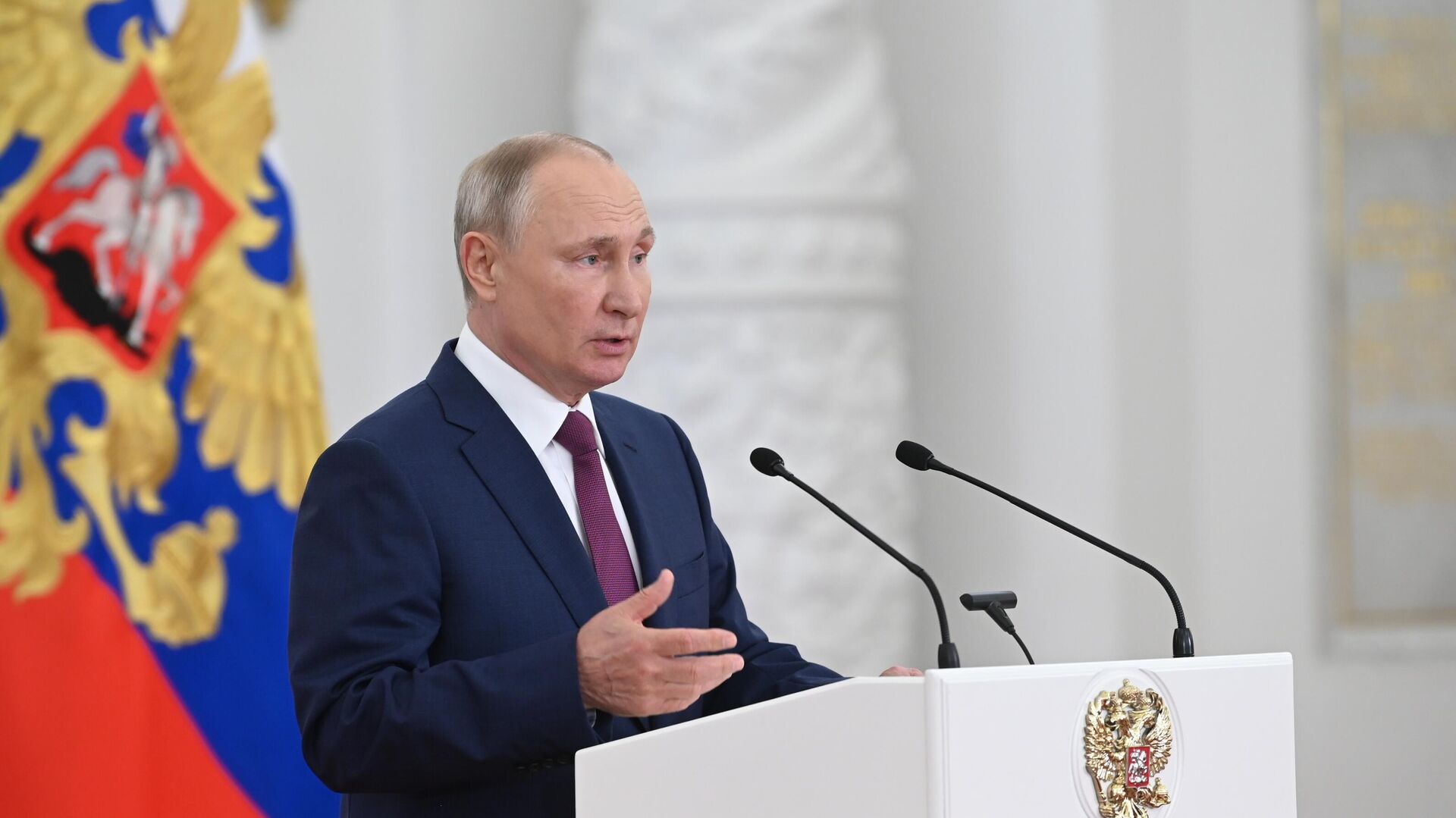 Путин заявил, что власти Украины "пустили на ветер" достижения поколений