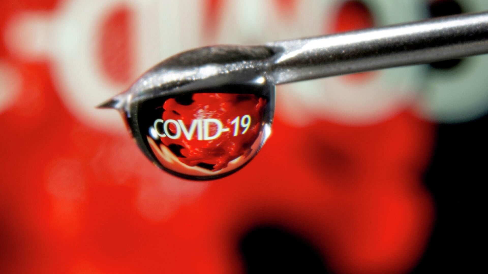 Слово COVID-19 в капле на игле шприца Слово COVID-19 в капле на игле шприца - РИА Новости, 1920, 02.07.2021