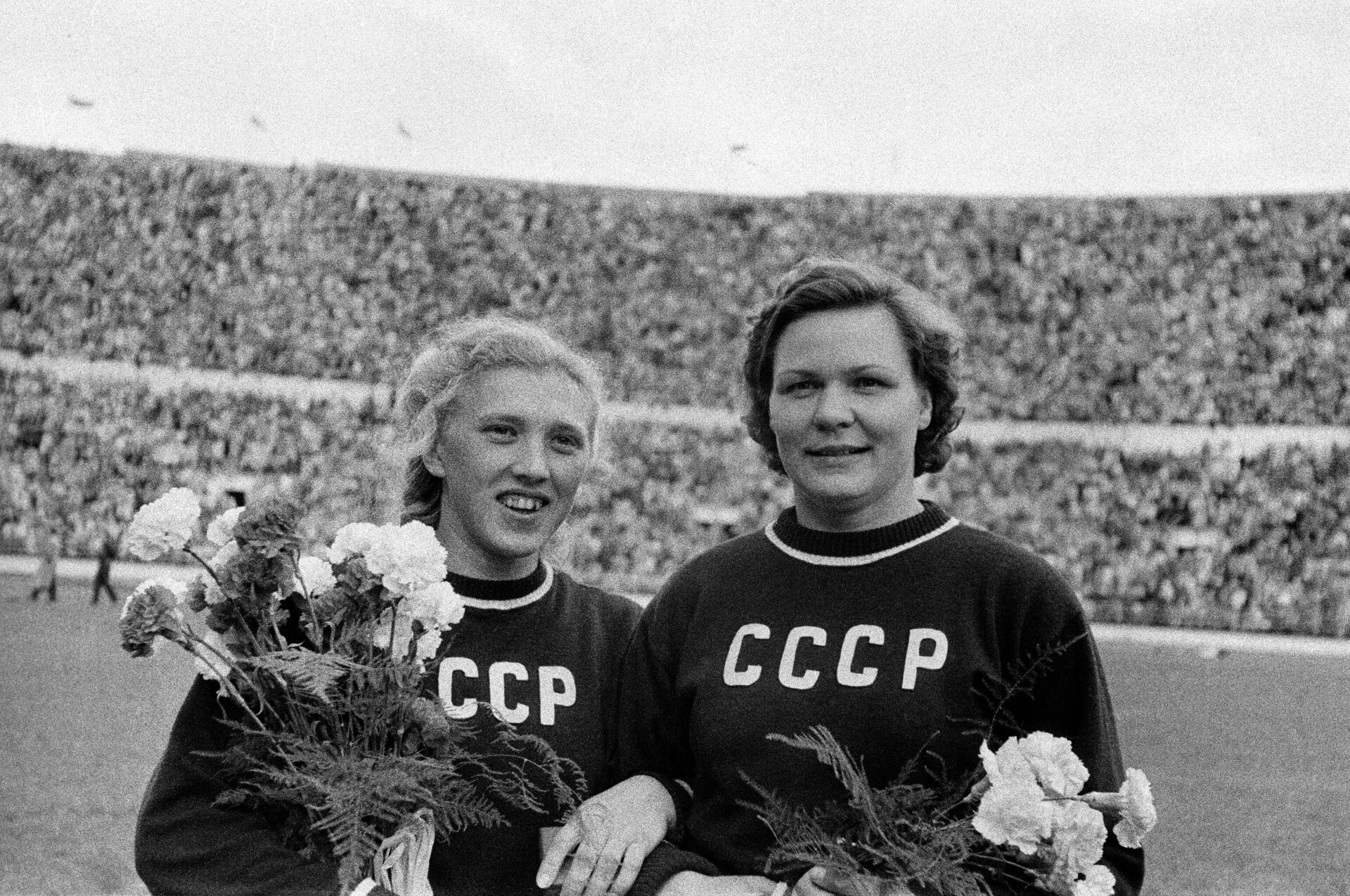 Галина Зыбина (слева) и Клавдия Точенова на Олимпийских играх 1952 года Галина Зыбина (слева) и Клавдия Точенова на Олимпийских играх 1952 года - РИА Новости, 1920, 05.07.2021