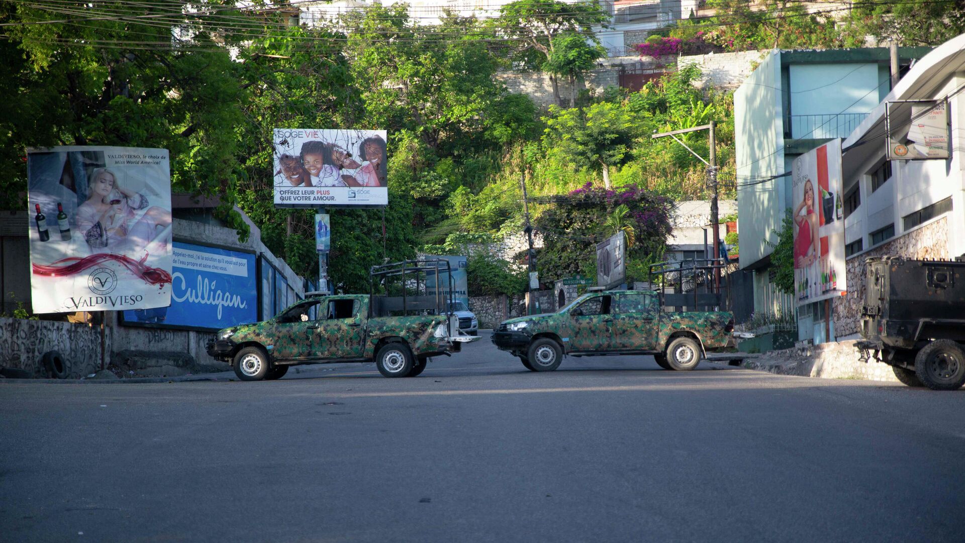Военные машины блокируют въезд в Петион-Вилль, Гаити - РИА Новости, 1920, 07.07.2021
