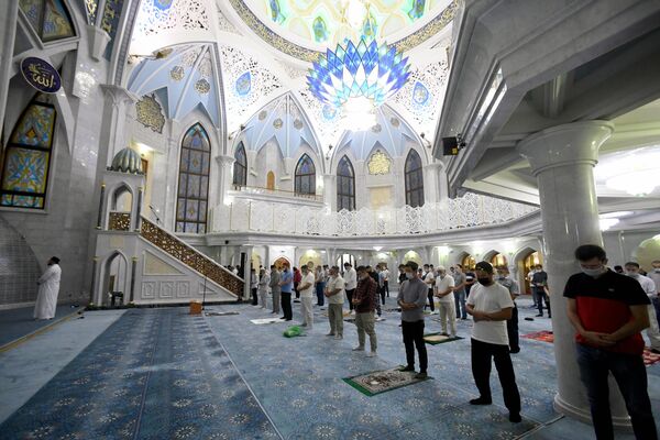 Верующие на намазе в праздник Курбан-Байрам в казанской мечети Кул-Шариф Верующие на намазе в праздник Курбан-Байрам в казанской мечети Кул-Шариф