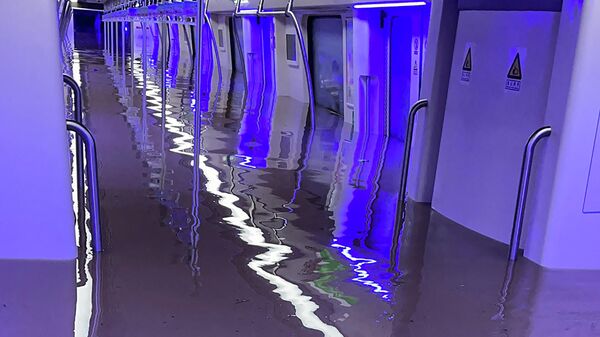 Затопленный вагон метро в Чжэнчжоу, Китай Затопленный вагон метро в Чжэнчжоу, Китай