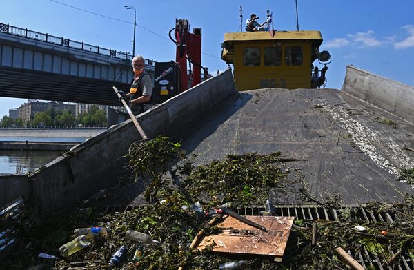 Работа ГУП Мосводосток по очистке реки Работа ГУП Мосводосток по очистке реки