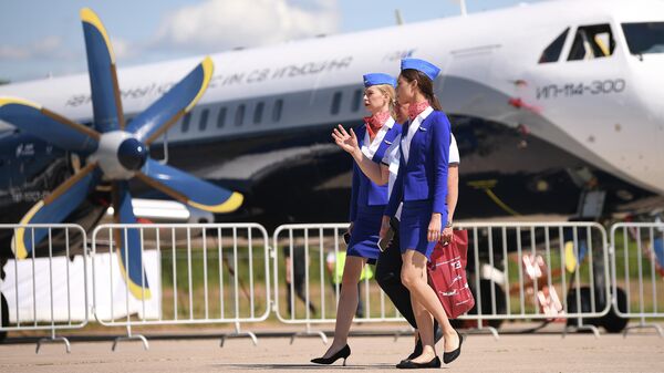 Стюардессы на фоне пассажирского самолета Ил-114-300 на МАКС-2021 Стюардессы на фоне пассажирского самолета Ил-114-300 на МАКС-2021