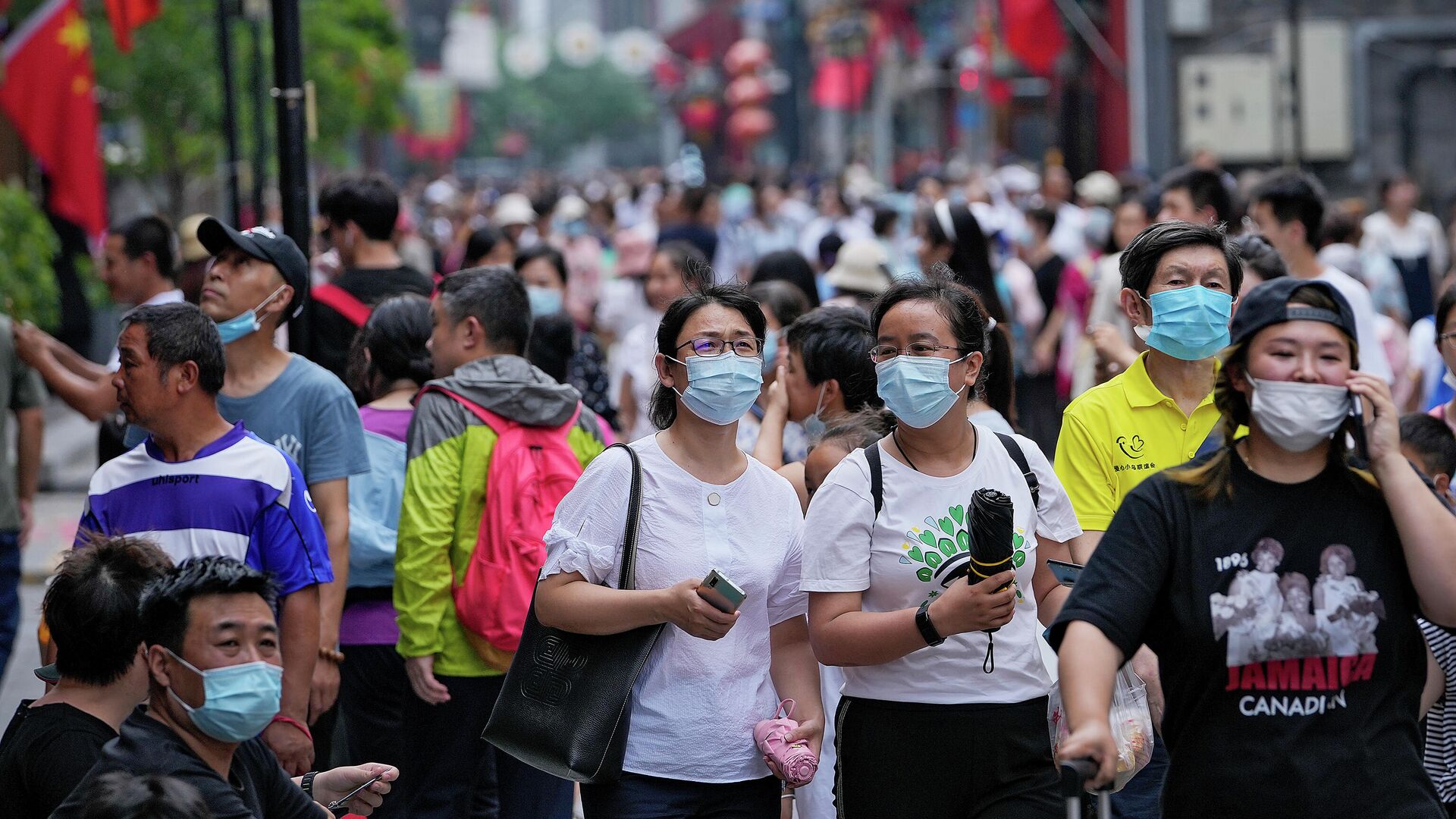 Люди в масках на популярной торговой улице в Пекине  - РИА Новости, 1920, 04.08.2021