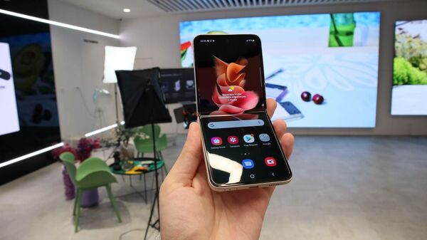 В Samsung показали складной смартфон с невидимой камерой Galaxy Z Fold3 