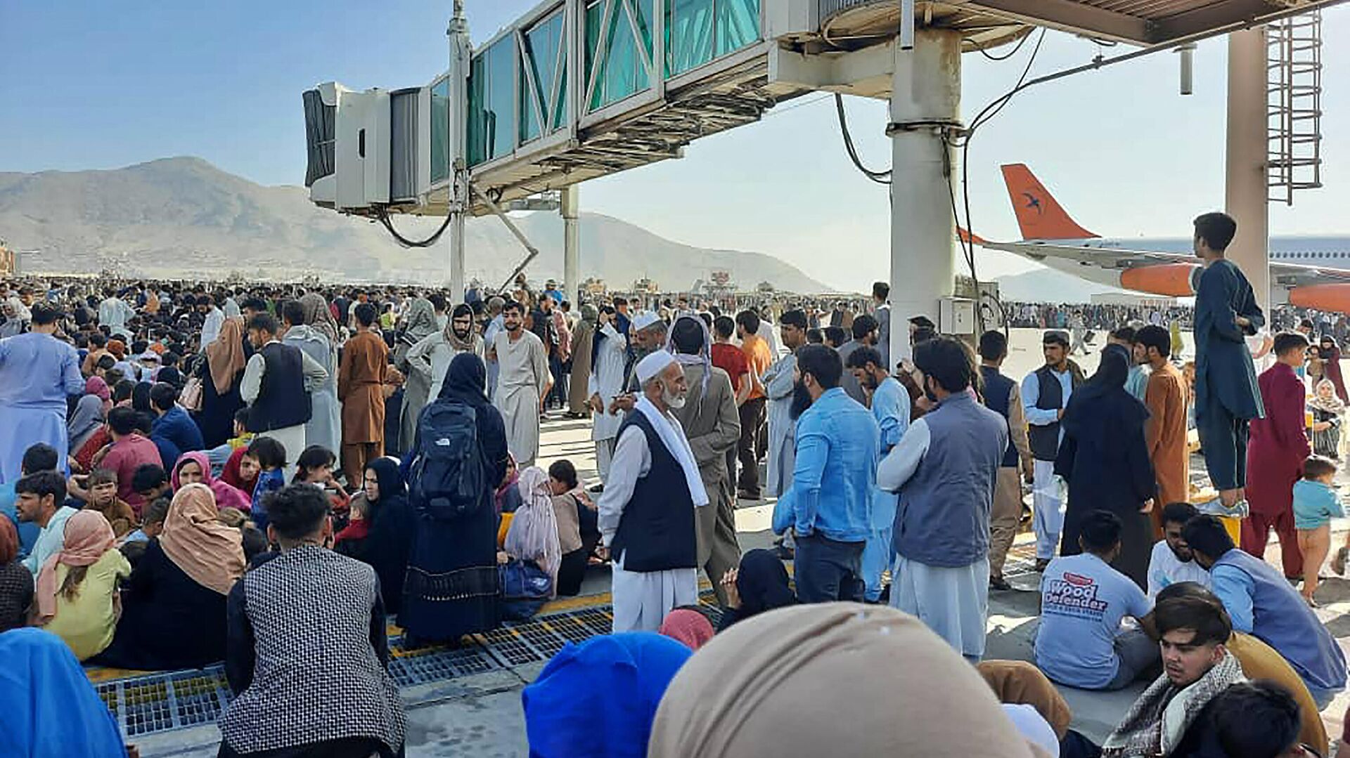 Момент падения людей с улетающего из Кабула самолета попал на видео - РИА  Новости, 16.08.2021
