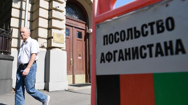 У здания афганского посольства в России развевается старый флаг