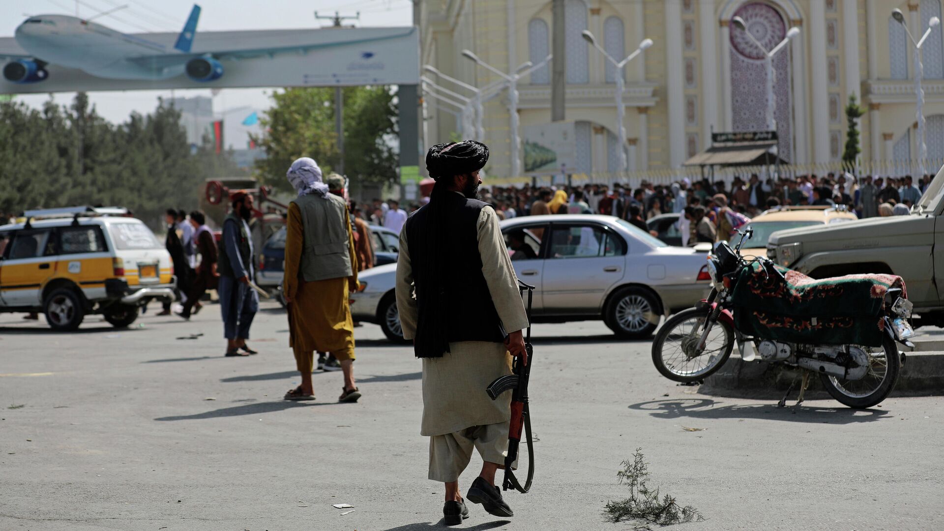Боевики Талибана* в районе аэропорта Кабула - РИА Новости, 1920, 18.08.2021