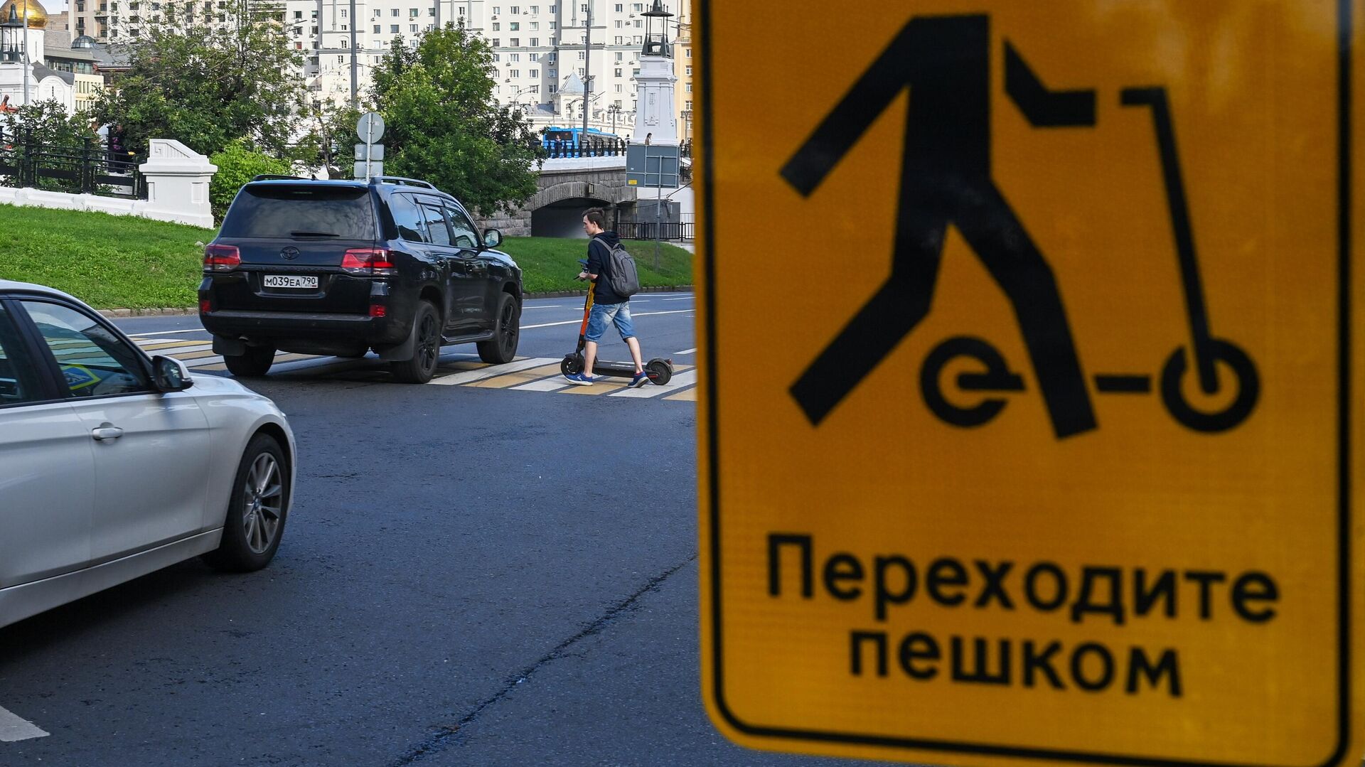 Автомобиль сбил ребенка на самокате в Москве