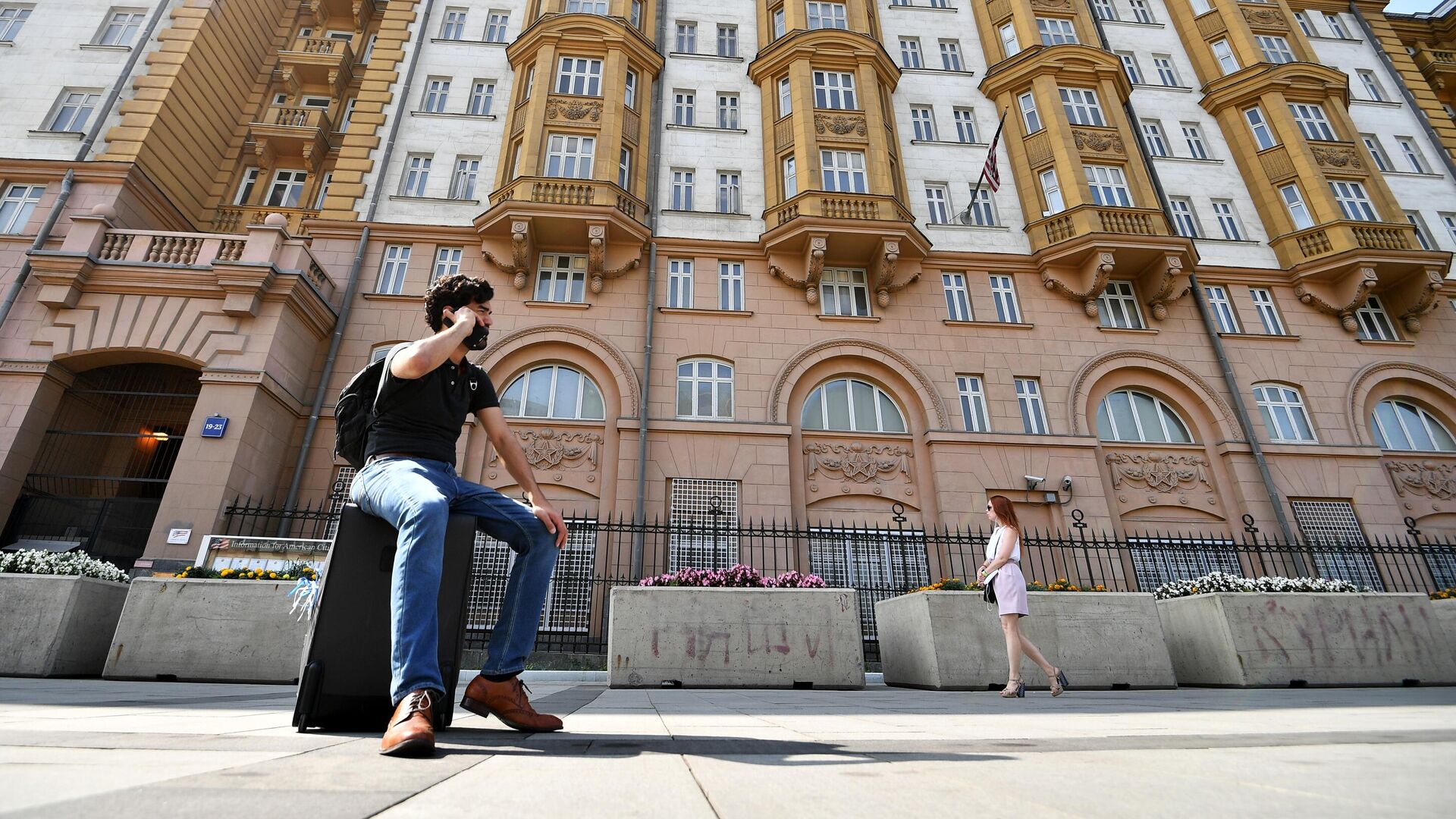 Пагөда москва. Посольство Америки в Москве. Площадь перед посольством США. Посольство США В Москве летом. Посольство США В Москве официальный сайт.