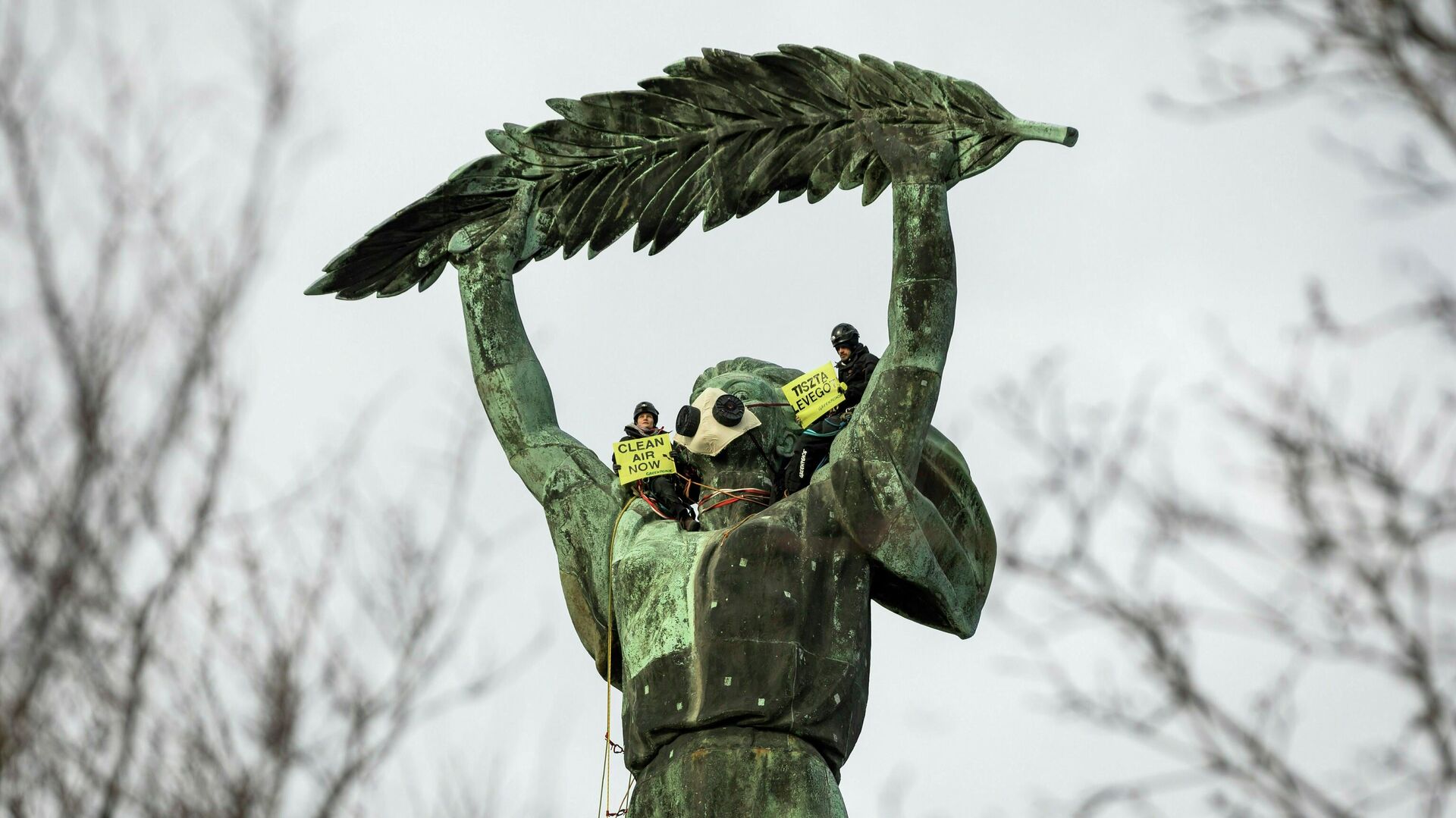 Экологические активисты Гринпис проводят демонстрацию против загрязнения воздуха на статуе Свободы в Будапеште, Венгрия. - РИА Новости, 1920, 15.09.2021