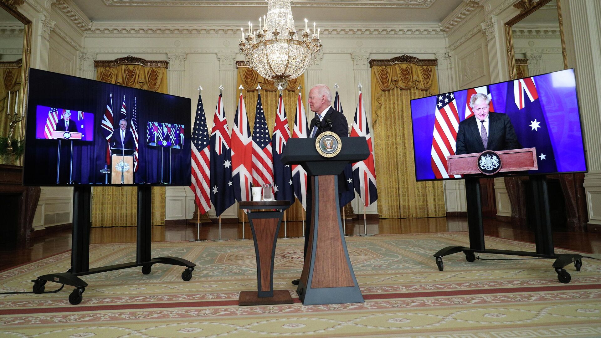 Президент США Джо Байден во время переговоров с премьер-министром Австралии Скоттом Моррисоном и премьер-министром Великобритании Борисом Джонсоном в Белом доме в Вашингтоне - РИА Новости, 1920, 18.09.2021
