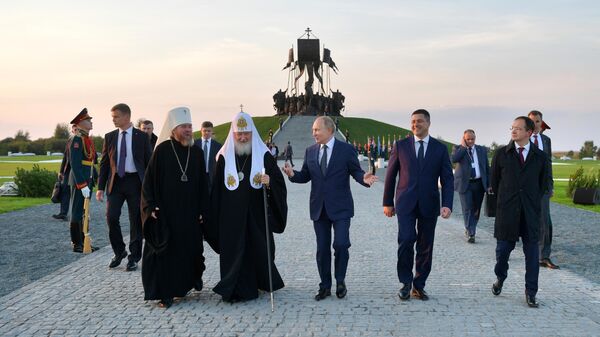 Президент РФ Владимир Путин после церемонии открытия мемориального комплекса Князь Александр Невский с дружиной в деревне Самолва на берегу Чудского озера в Псковской области Президент РФ Владимир Путин после церемонии открытия мемориального комплекса Князь Александр Невский с дружиной в деревне Самолва на берегу Чудского озера в Псковской области