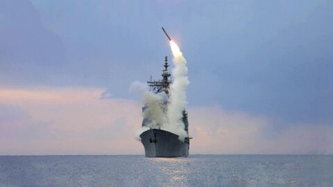 Запуск крылатой ракеты Томагавк с американского военного корабля USS Cape St. George Запуск крылатой ракеты Томагавк с американского военного корабля USS Cape St. George