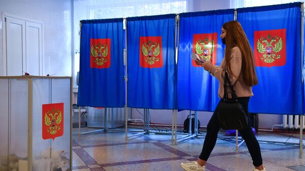 Мурманский губернатор проголосовал на выборах в Госдуму вместе с женой