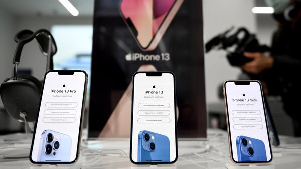 Телефоны компании Apple в магазине re:Store на Тверской улице в Москве, где 24 сентября начались продажи устройств нового семейства iPhone 13 Телефоны компании Apple в магазине re:Store на Тверской улице в Москве, где 24 сентября начались продажи устройств нового семейства iPhone 13