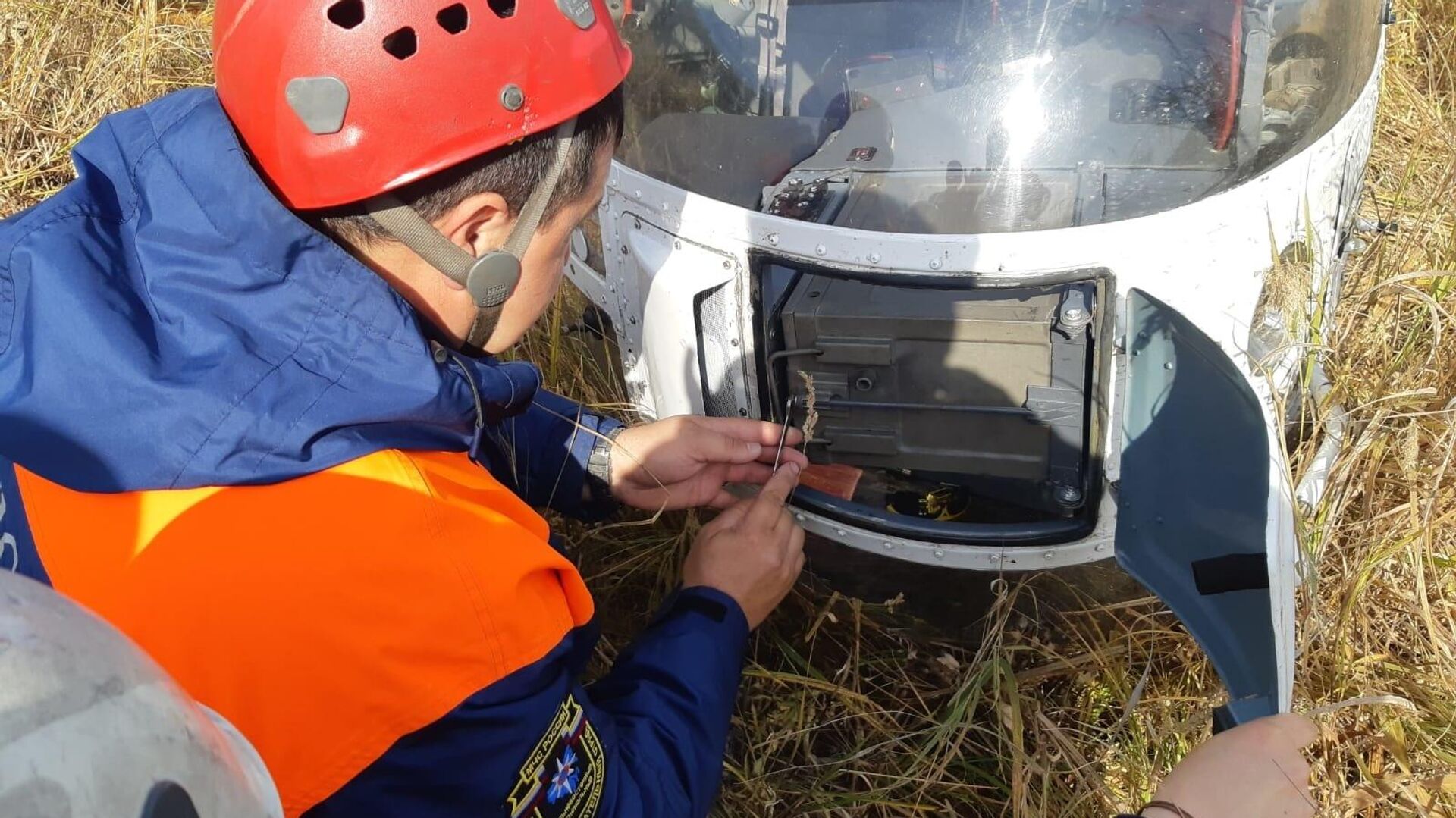 На Камчатке частный вертолет завалился при посадке на бок