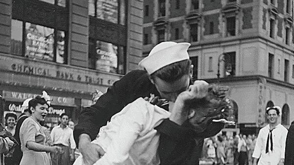 Поцелуй на таймс сквер 1945 фото