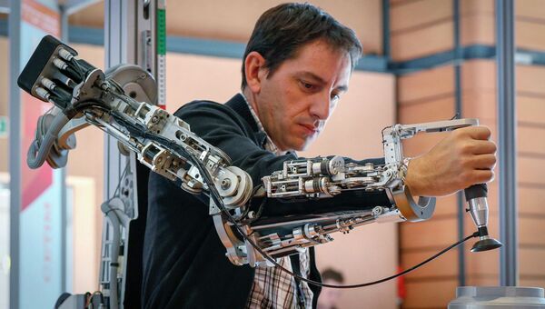 Посетитель тестирует экзоскелет на Innorobo 2014 в Лионе Посетитель тестирует экзоскелет на Innorobo 2014 в Лионе