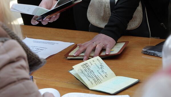 Запись на получение паспорта гражданина РФ в одном паспортных столов Симферополя. Архивное фото Запись на получение паспорта гражданина РФ в одном паспортных столов Симферополя. Архивное фото