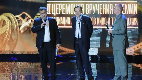 Александр Акопов и Сергей Сельянов во время церемонии вручения призов за лучшие сериалы 2013 Александр Акопов и Сергей Сельянов во время церемонии вручения призов за лучшие сериалы 2013