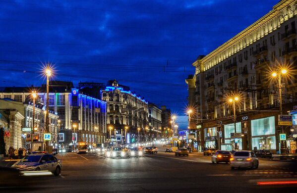Здания на Тверской улице подсвечены синими прожекторами в рамках акции Light It Up Blue Здания на Тверской улице подсвечены синими прожекторами в рамках акции Light It Up Blue