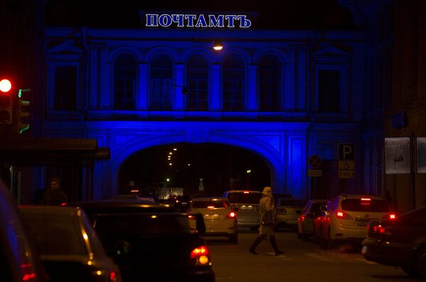 Здание Главного почтамта в Санкт-Петербурге подсвечено синими прожекторами в рамках акции Light It Up Blue Здание Главного почтамта в Санкт-Петербурге подсвечено синими прожекторами в рамках акции Light It Up Blue