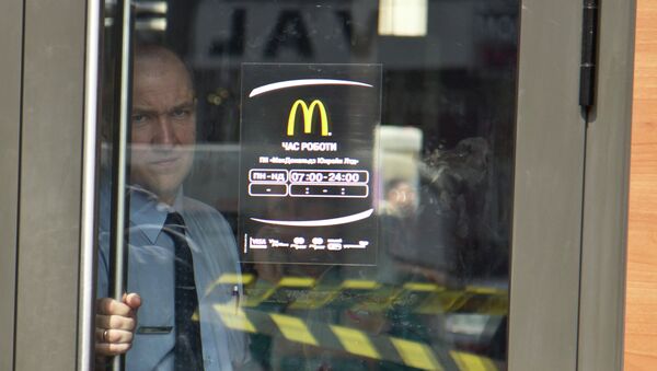Сотрудник ресторана быстрого питания McDonald’s.Архивное фото Сотрудник ресторана быстрого питания McDonald’s.Архивное фото