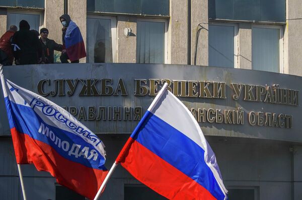 Сторонники федерализации заняли здание областного управления Службы Безопасности Украины в Луганске Сторонники федерализации заняли здание областного управления Службы Безопасности Украины в Луганске