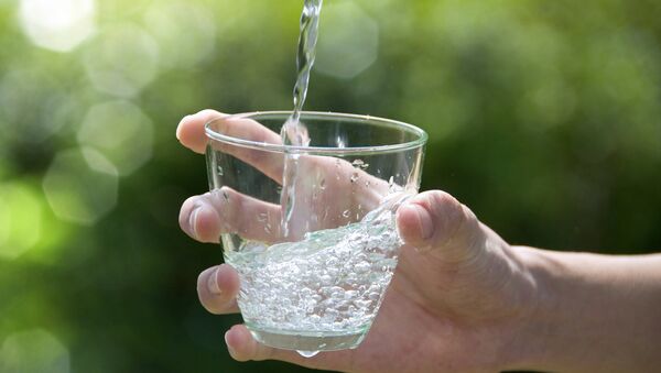 Стакан с водой. Архивное фото Стакан с водой. Архивное фото