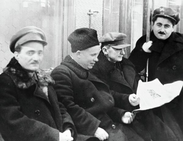 Никита Хрущев и Лаврентий Берия (второй справа) едут в вагоне Московского метрополитена в день его пуска, 1935 год Никита Хрущев и Лаврентий Берия (второй справа) едут в вагоне Московского метрополитена в день его пуска, 1935 год