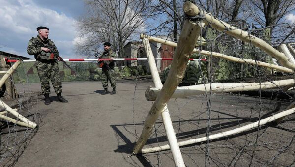 Украинские пограничники недалеко от границы с Россией в Донецкой области. 15 апреля 2014 Украинские пограничники недалеко от границы с Россией в Донецкой области. 15 апреля 2014