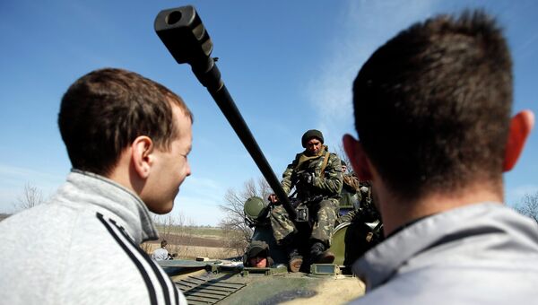 Протестующие у боевой техники украинской армии возле Краматорска. 16 апреля 2014 Протестующие у боевой техники украинской армии возле Краматорска. 16 апреля 2014
