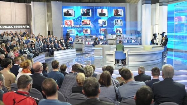Президент России Владимир Путин отвечает на вопросы россиян в программе Прямая линия с Владимиром Путиным Президент России Владимир Путин отвечает на вопросы россиян в программе Прямая линия с Владимиром Путиным