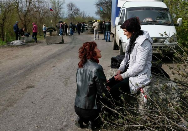 На месте стрельбы на блокпосту при въезде в Славянск На месте стрельбы на блокпосту при въезде в Славянск