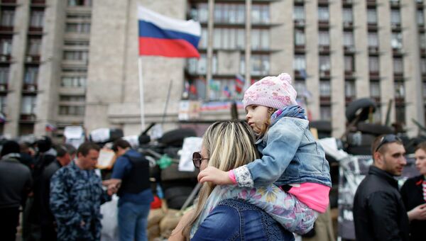 Возле здания обладминистрации в Донецке Возле здания обладминистрации в Донецке