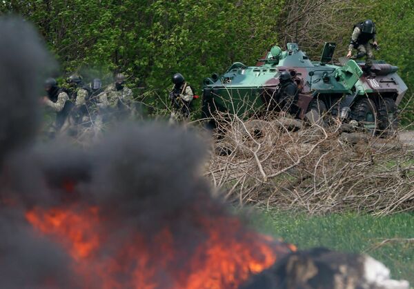 Украинские военные у блокпоста на подъезде к Славянску Украинские военные у блокпоста на подъезде к Славянску