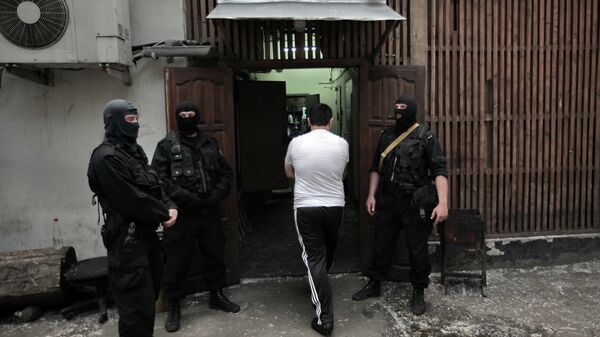 Сотрудники Федеральной Службы РФ по контролю за оборотом наркотиков (ФСКН) во время рейда по ночным клубам в Москве. Архивное фото Сотрудники Федеральной Службы РФ по контролю за оборотом наркотиков (ФСКН) во время рейда по ночным клубам в Москве. Архивное фото