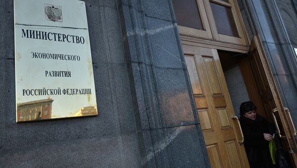 Женщина выходит из здания министерства экономического развития Российской Федерации Женщина выходит из здания министерства экономического развития Российской Федерации
