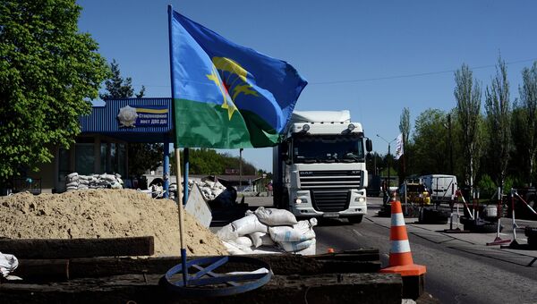 Блокпост у поселка Карпивка в Донецкой области. Архивное фото Блокпост у поселка Карпивка в Донецкой области. Архивное фото