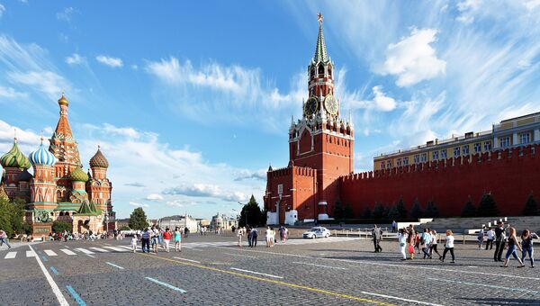 Люди гуляют по Красной площади в Москве. Архивное фото Люди гуляют по Красной площади в Москве. Архивное фото