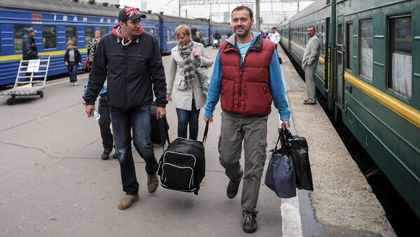 Пассажиры на Киевском вокзале в Москве. Архивное фото Пассажиры на Киевском вокзале в Москве. Архивное фото