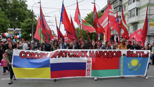 Участники первомайской демонстрации в Симферополе Участники первомайской демонстрации в Симферополе